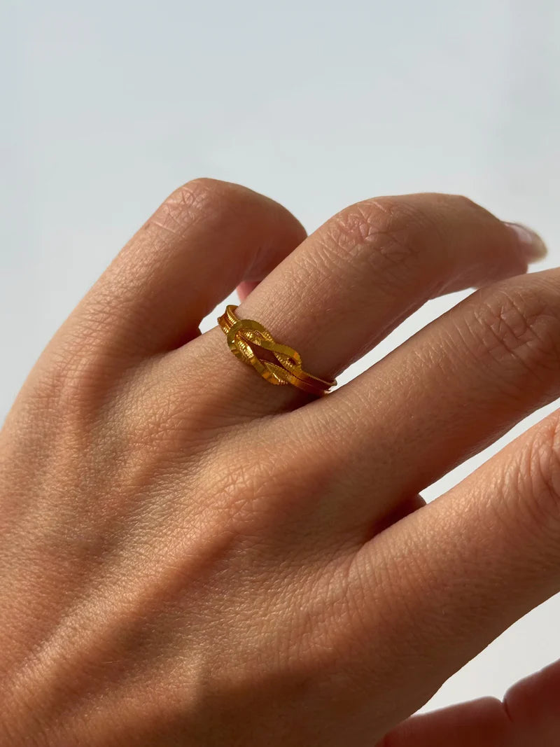 Liebesknoten Ring aus 925er Silber 22k vergoldet