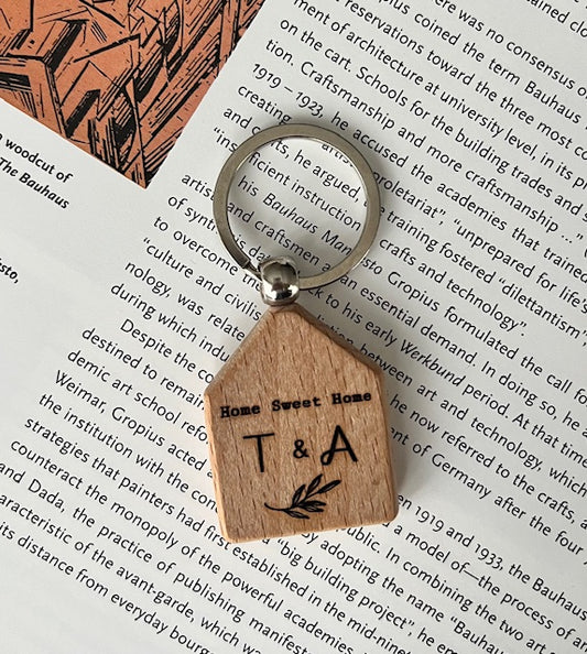 Schlüsselanhänger aus Holz mit Gravur Wunschgravur Hausform